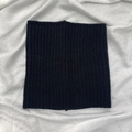 Minimalistischer schwarzer Strick-Loopschal für Damen mit klassischem Rippenmuster - Schwarz