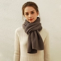 Sciarpa a maglia grossa marrone scuro con motivo a costine e maglione beige - Grigio Notte