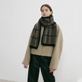 Klassischer grauer Karo-Strickschal mit beigem Wollmantel für einen schicken Winterlook - Schwarz