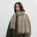Dicker Vintage-Strickschal mit Karomuster in Kaffee und Beige mit olivfarbenem Wollmantel - Hellbeige