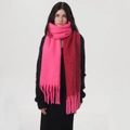 Écharpe d'hiver épaisse bicolore rose vif et bordeaux avec de longues franges décoratives - Rose Sakura