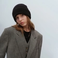 Berretto in maglia nera testurizzata minimalista indossato per un look invernale chic - Nero