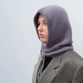 Lila gestrickte Balaclava mit Kordelzug, hochwertige Wollstruktur am Modell - Graphitgrau
