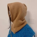 Karamellfarbene Strick-Balaklava mit Kordelzug für winterliche Wärme und Komfort - Braun