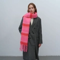 Écharpe épaisse à rayures roses et rouges effet mohair avec franges sur mannequin - Rayé Rose Rouge