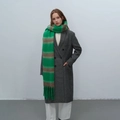 Écharpe à rayures en mohair avec franges vertes et bordeaux sur un manteau gris chic - Rayé Vert Marron