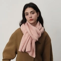 Bufanda de punto rosa para mujer en mezcla de lana combinada con un abrigo de invierno - Rosa Claro