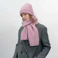 Set berretto e sciarpa in misto lana rosa per il calore invernale su una modella - Rosa Viola
