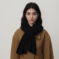 Écharpe classique en tricot noir côtelé associée à un manteau camel pour l'automne - Noir