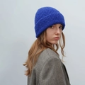 Berretto da donna in lana bouclé blu reale con risvolto spesso e trama morbida - Blu Scuro