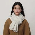 Écharpe en maille gris clair mélange de laine avec texture côtelée pour l'hiver - Gris/Blanc