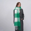 Écharpe épaisse à carreaux verts et blancs avec franges sur un manteau en laine gris - Vert/Blanc