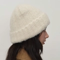 Gorro de punto de lana blanco crema grueso para mujer con un acogedor diseño acanalado - crema