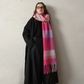 Écharpe épaisse à carreaux dégradés rose et violet avec de longues franges - Rose Écossais