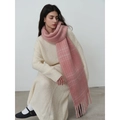 Bufanda de cuadros rosa con flecos largos y textura de punto grueso para mujer - Rosa Suave Elegante