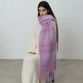 Bufanda de cuadros violetas en hilo de bucle con flecos sobre un vestido de punto crema - Púrpura París Elegante