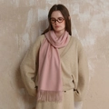 Sciarpa di lana rosa pallido con frange, morbida stola pashmina per un look invernale - Rosa Chiaro
