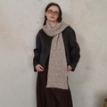 Bufanda de punto color avena con textura de gofre y diseño minimalista de invierno - Camel