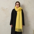 Sciarpa in lana gialla vibrante con spesse frange su un cappotto nero - Giallo Brillante