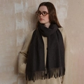 Sciarpa classica in lana grigio antracite con frange abbinata a un outfit autunnale - Grigio Scuro
