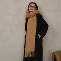 Sciarpa classica da donna in misto lana color cammello con grosse frange invernali - Cammello Chiaro