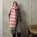 Sciarpa a righe rosa e crema in cashmere acrilico con frange in un ambiente invernale - Righe rosa crema