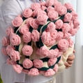 Detail van een handgebreid rozenboeket sierkussen met 3D gehaakte roze bloemen en zacht garen - Roze Roos / 80cm