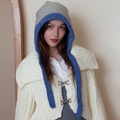 Passamontagna invernale in maglia a contrasto grigio-blu con paraorecchie e bottoni decorativi - Blu grigio