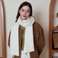 Sciarpa classica in maglia di lana bianca a righe verticali, look invernale accogliente - Bianco
