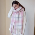 Rosa-weiß karierter dicker Schal mit Fransen an Model in weißem Strickpullover - Rosa Weiß Grau Karo