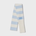 Sciarpa in maglia a righe azzurre e bianche con bordi a coste e toppa decorativa - Celeste
