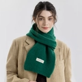 Écharpe en grosse maille vert foncé avec étiquette blanche portée sur un blazer brun - Vert Foncé