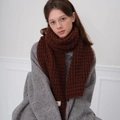 Bufanda de invierno de punto grueso en rojo caramelo con textura suave y cálida - Marrón Frijol