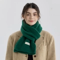 Écharpe en maille vert foncé avec rayures verticales et étiquette portée avec un blazer - Vert Foncé