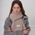 Bufanda de punto grueso color avena para mujer con abrigo de lana gris en modelo - Gris Ceniza