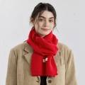 Écharpe en maille rouge vif avec étiquette tissée blanche sur tissu effet laine - Rouge