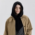 Passamontagna in maglia nera abbinato a un trench per il calore invernale chic - Nero Inchiostro
