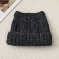 Berretto in maglia grigio scuro con orecchie da gatto in morbido mohair per l'autunno - Grigio