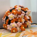 Handgemaakte gehaakte muts met oranje en roze bloempatronen in retro bloemenstijl - Oranje en Lichtroze Bloemen / 80cm