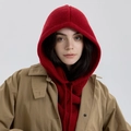 Passamontagna rosso in maglia con coulisse abbinato a un trench kaki per l'inverno - Rosso