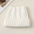 Bonnet en maille blanche avec oreilles de chat en mohair épais et large bord replié - Blanc