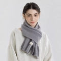Elegante sciarpa grigia in maglia da donna con un design minimalista dell'etichetta bianca - Grigio Elegante