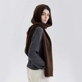 Sciarpa con cappuccio in maglia marrone scuro con morbida texture cashmere - Marrone