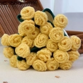 Handgemaakt gehaakt geel rozenboeket met groene bladeren voor sfeervol interieur decor - Gele Roos / 80cm