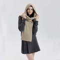 Sciarpa con cappuccio e scialle in maglia kaki da donna in morbida texture lana - Cammello