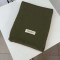 Sciarpa in maglia verde scuro con dettaglio etichetta tessuta per stile e calore - Verde Militare