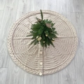 Beigefarbene gestrickte Weihnachtsbaumdecke mit Zopfmuster und Holzknöpfen - Khaki Rüschen Knopf Stil