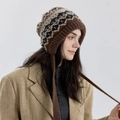 Berretto in maglia Fair Isle con paraorecchie e nappe lunghe nei toni marrone e beige - Caffè Nero