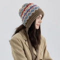 Berretto in maglia con motivo Fair Isle, paraorecchie e lacci in marrone e blu - Blu Cachi