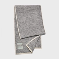 Grau-weißer Strickschal aus Wollmischung mit Paspelierung und dekorativen Etiketten - Weißgrau (Kamelhaar-Version)